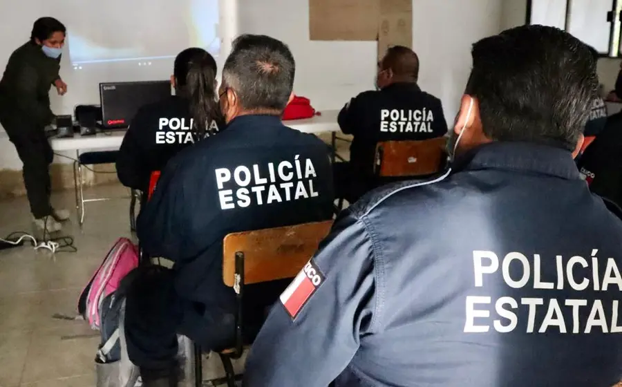Policías recibiendo capacitación