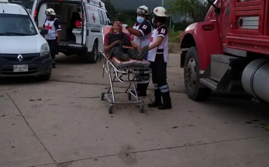 Cargador atendido por elementos de la Cruz Roja