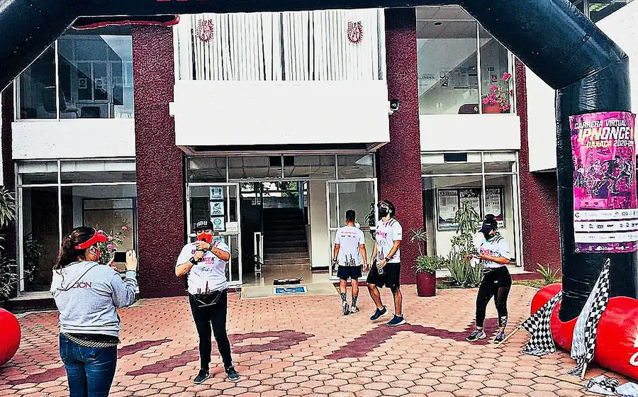 Atletas oaxaqueños en meta