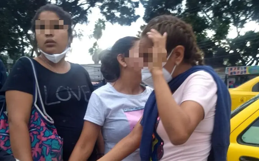 Mujeres esposadas