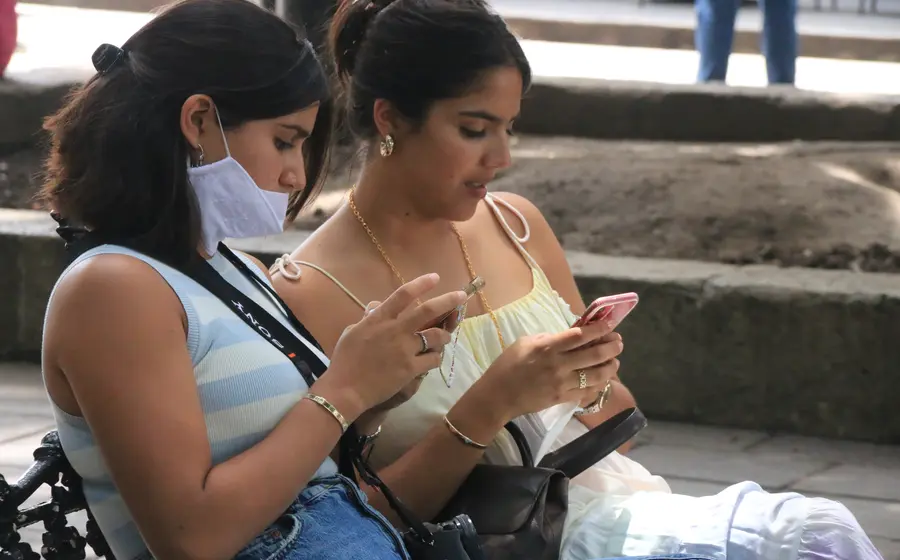 Personas viendo el celular 