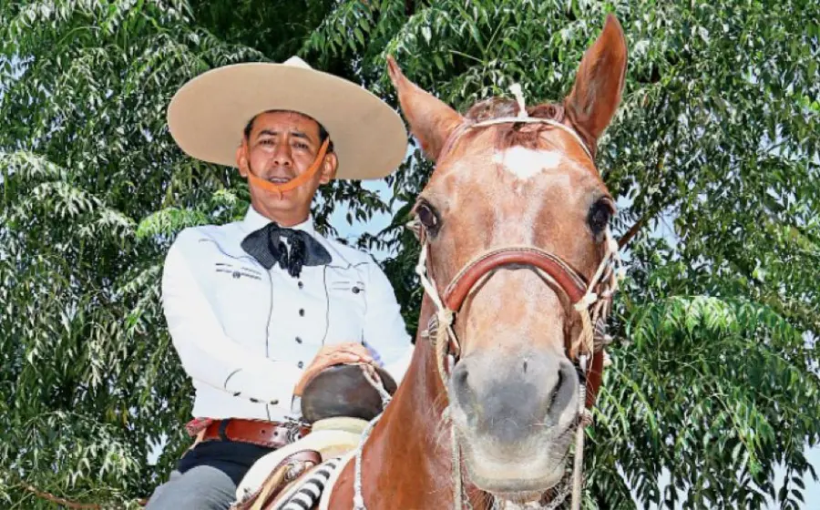 Charro montando caballo