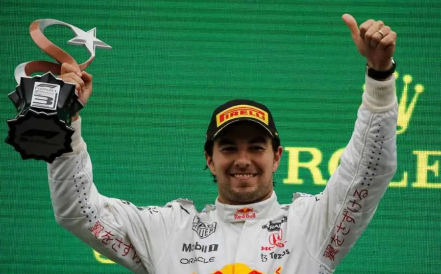 El corredor jalisciense aprovechó un incidente entre Fernando Alonso (Alpine) y Pierre Gasly (AlphaTauri) para escalar. 