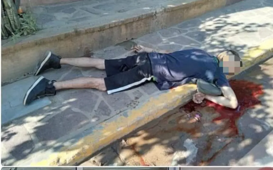 El cuerpo de Gilberto quedó en un gran charco de sangre.