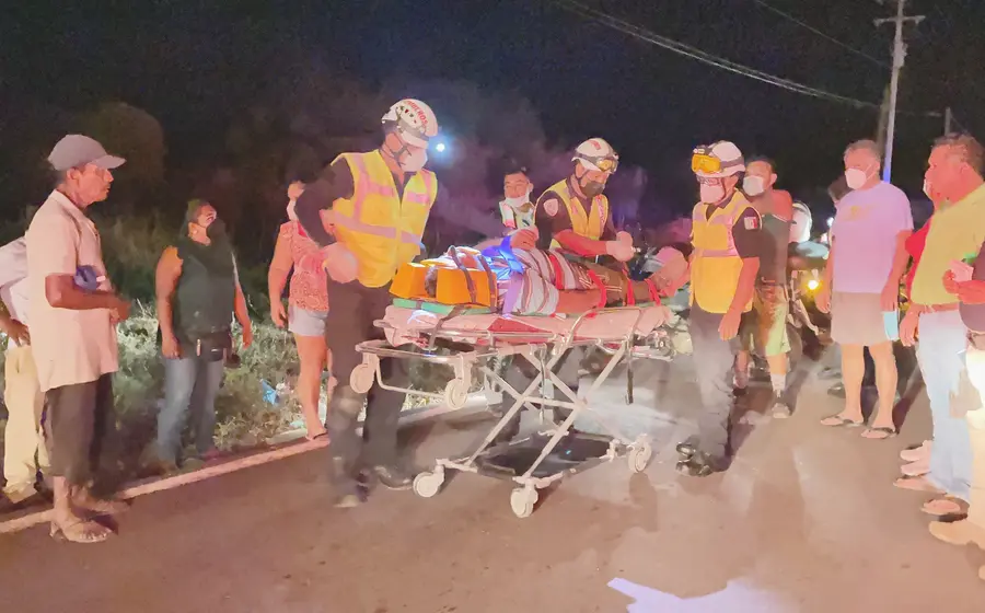Paramédicos atienden a lesionado.