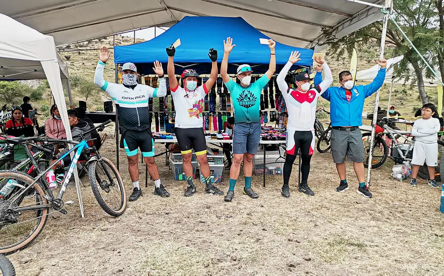 Ciclistas celebrando