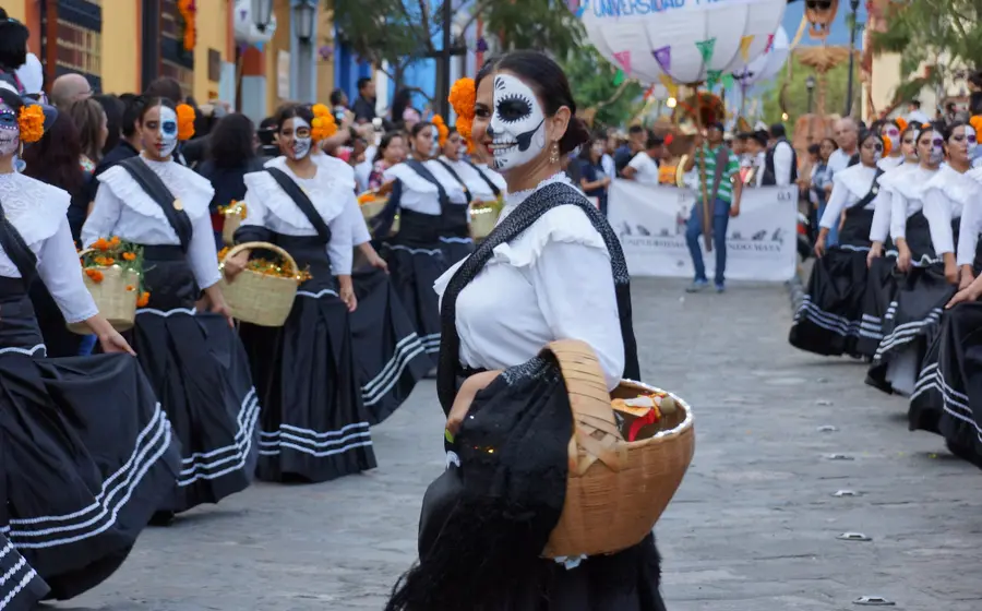 comparsa mujer dia de muertos 