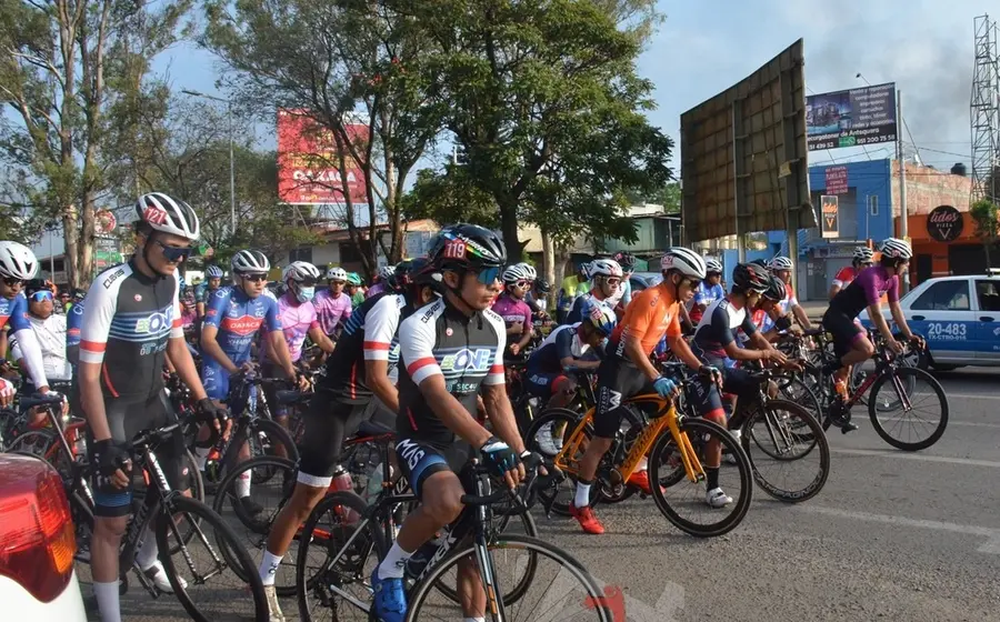 Ciclistas de Oaxaca con cascos