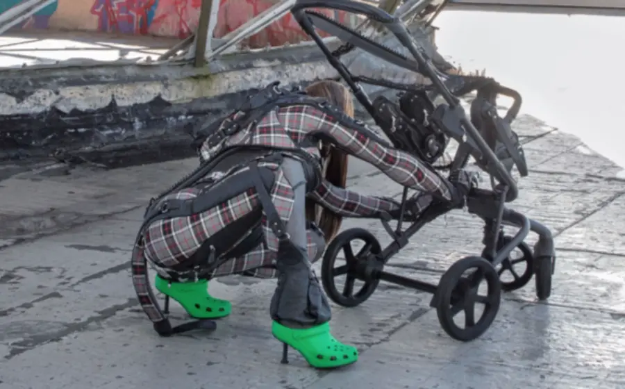 Las Croc mules de Balenciaga presentan un tacón de 80 mm que representa una medida cómoda para este tipo de calzado asociado con tus momentos de relajación.