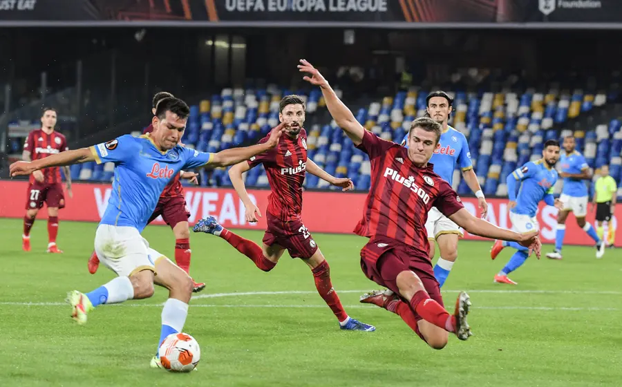 Chuky Lozano jugando.