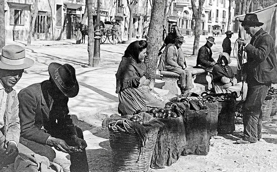 Gente vendiendo en la calle