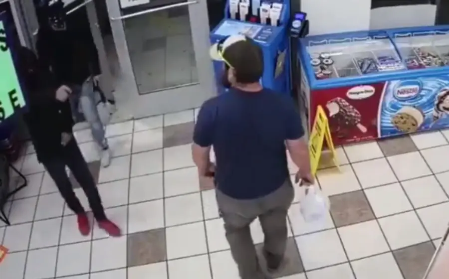 El comprador derribó al ladrón, lanzó el arma lejos y esperó que llegara la policía y se hiciera cargo.