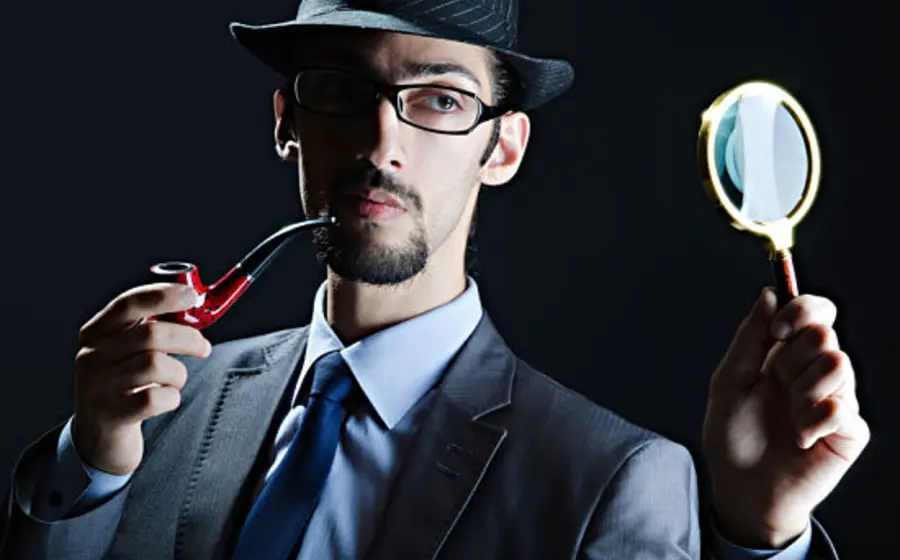 Detective con lupa y pipa