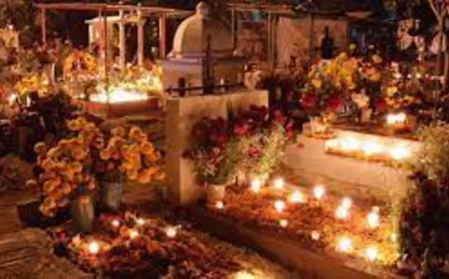 Los sepulcros son adornados con flores de cempasúchil y cresta de gallo. 