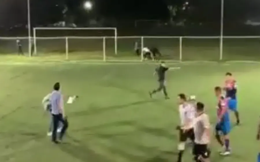 En el material se escucha la voz de un hombre que incita a otro que portaba la pistola para que le “metiera un balazo” al árbitro.
