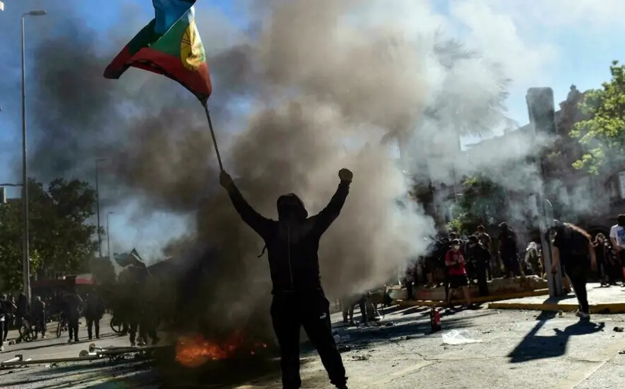 Persona sosteniendo bandera durante protestas en Chile
