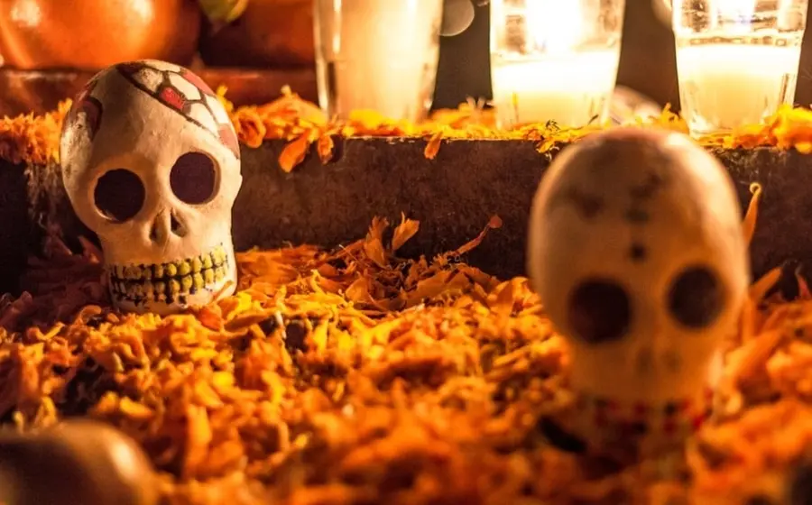 Estas festividades se celebran en México los días 1 y 2 de noviembre en las casas donde existe la tradición de colocar altares en honor a los difuntos y personajes famosos.