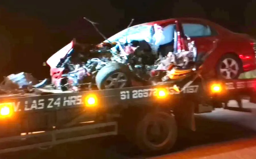 Auto estrellado sobre grúa