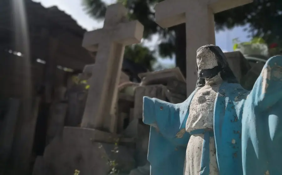 Estatua de mármol en panteón
