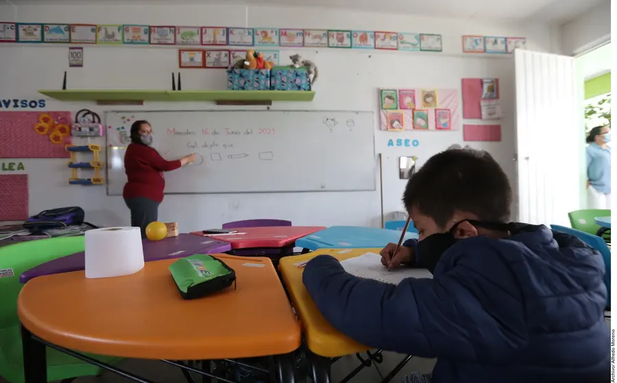 Niño en clases pandemia 