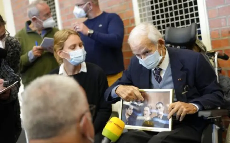 Al acusado se le imputan 3,518 cargos en que habría sido cómplice de asesinato.