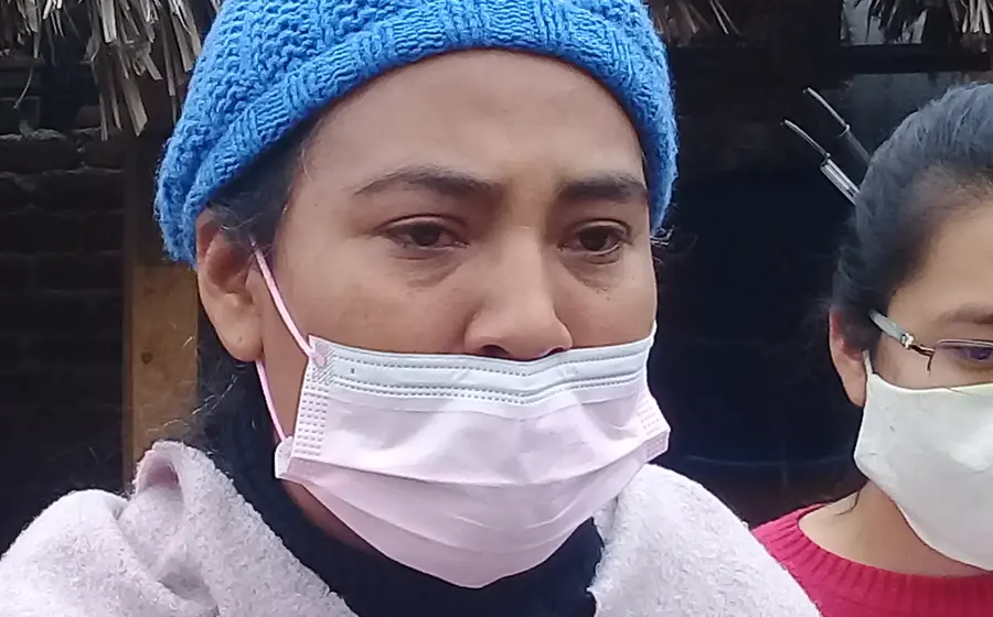 Mujer con cubreboca y gorro