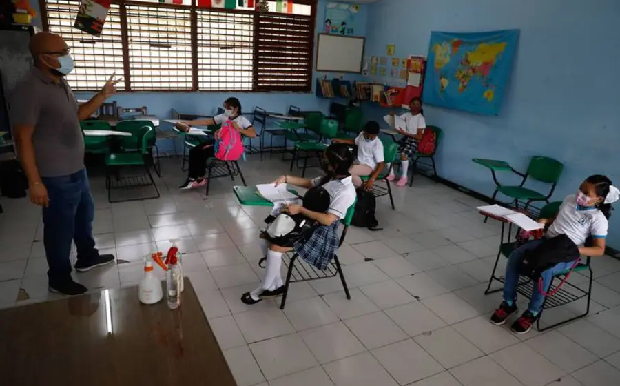 Estudiantes de kínder, primaria y secundaria regresarán a clases en noviembre.
