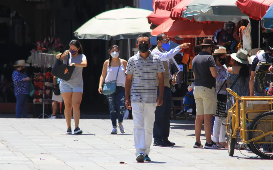 Personas caminando en el zócalo de Oaxaca