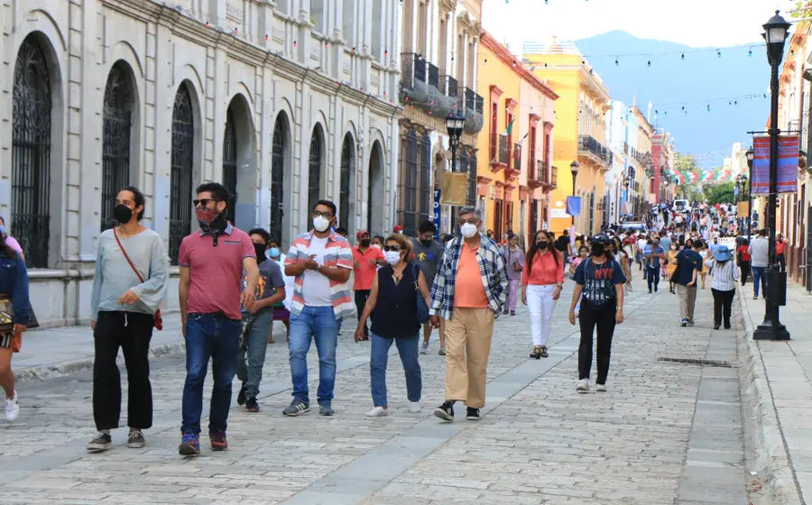 Gente caminando en el centro con cubrebocas.