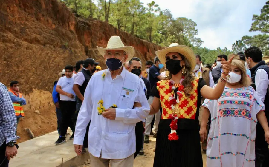 La gobernadora de Guerrero, Evelyn Salgado Pineda, expresó su reconocimiento a las mujeres y a los hombres de las comunidades indígenas que participan directamente en la construcción de sus caminos.