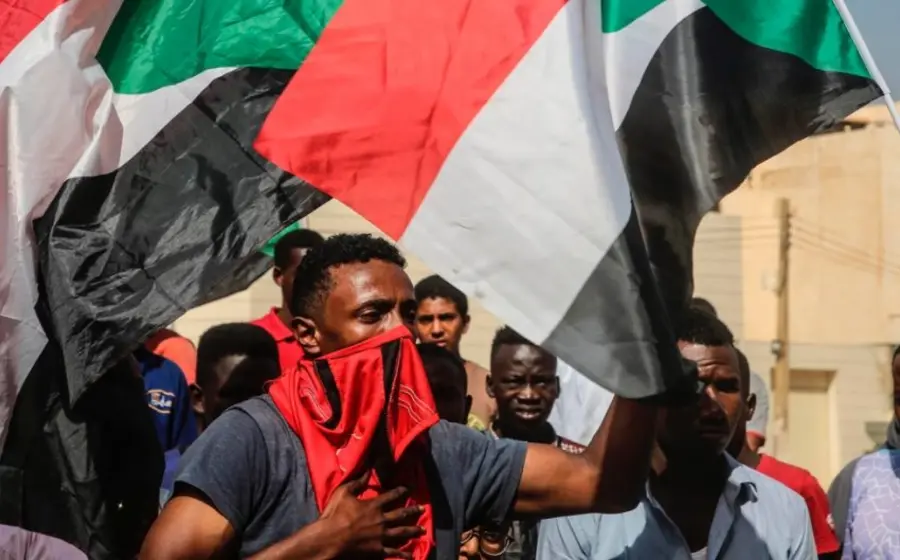 Miles de sudaneses protestaron en las calles después de los arrestos de funcionarios públicos durante el día.
