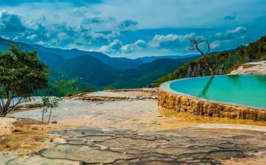Hierve el Agua se ubica a unos 45 kilómetros de la capital oaxaqueña.