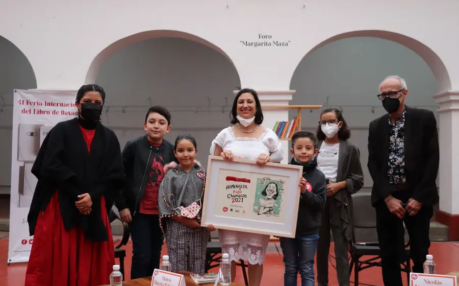 Entregan reconocimiento a Vivian Mansour.