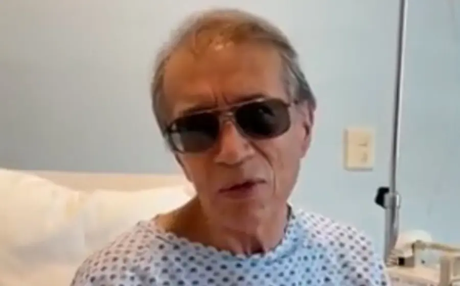 El intérprete de 71 años de edad explicó en un video la razón de su intervención quirúrgica.