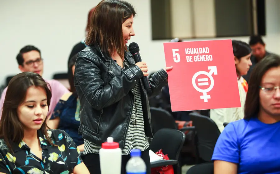Mujer explicando la igualdad de género