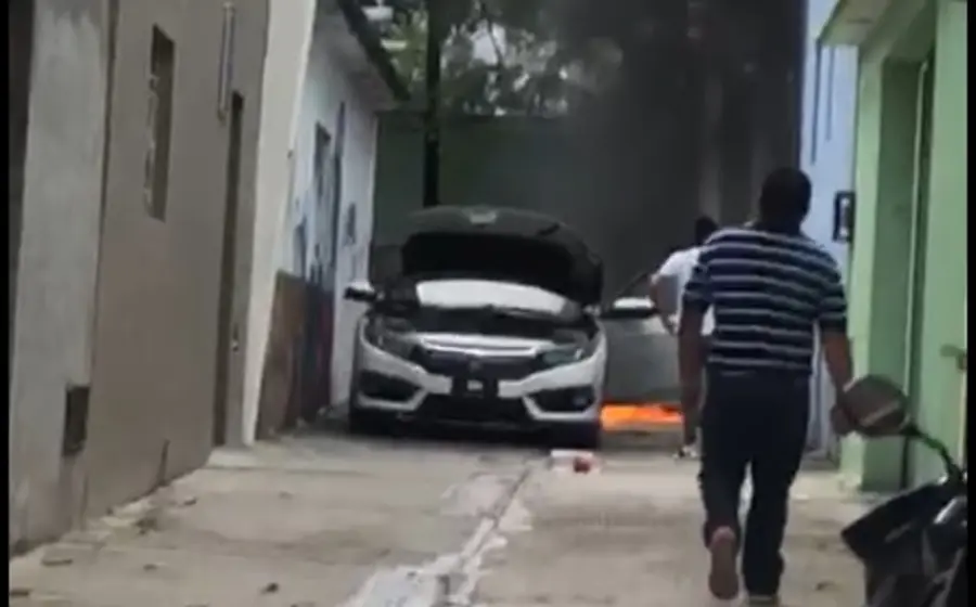 Auto incendiándose
