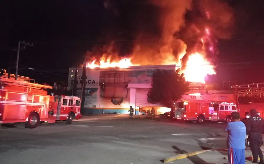 Carros de bomberos en edificio incediado