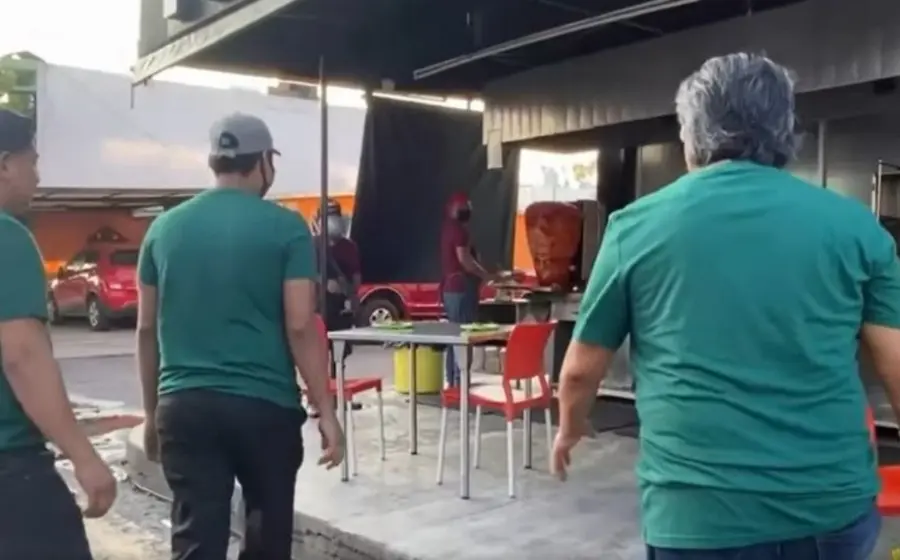 También hicieron el reto de la “Luz verde y luz roja”, en donde los ganadores se sentaron a ganar tacos de esta negociación. 