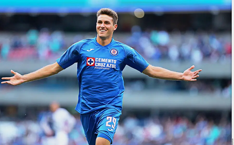Jugador del Cruz Azul festejando