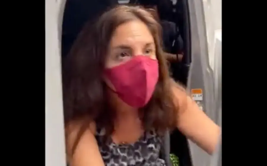 Al reclamarle que mueva su camioneta la mujer arremete pidiendo que no se metan con ella.