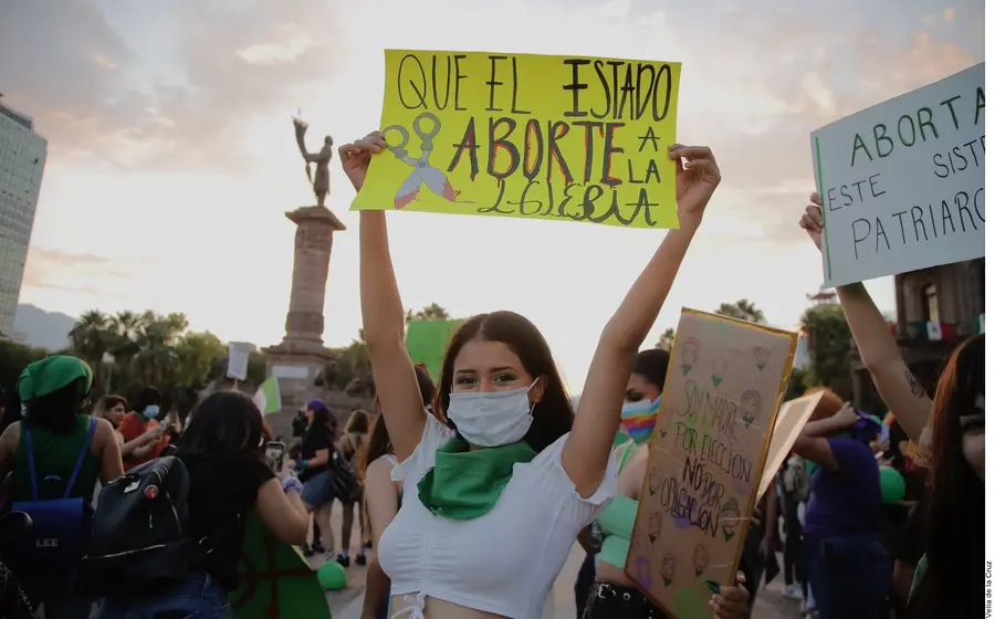 Feministas con pancartas