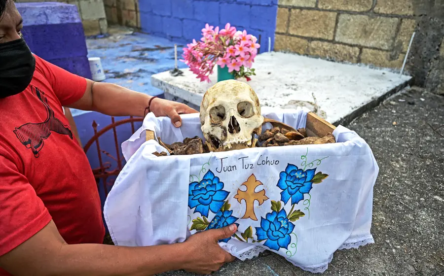 Limpieza de huesos de fieles difuntos