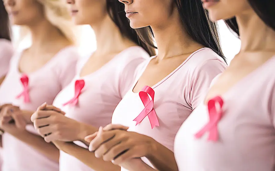 Mujeres vestidas de rosa