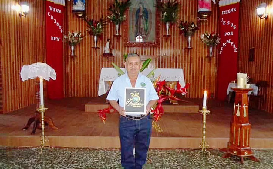 Señor en una iglesia