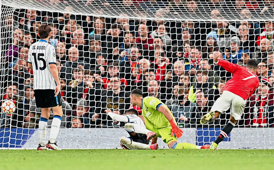 CR7 anotando gol a Atlanta