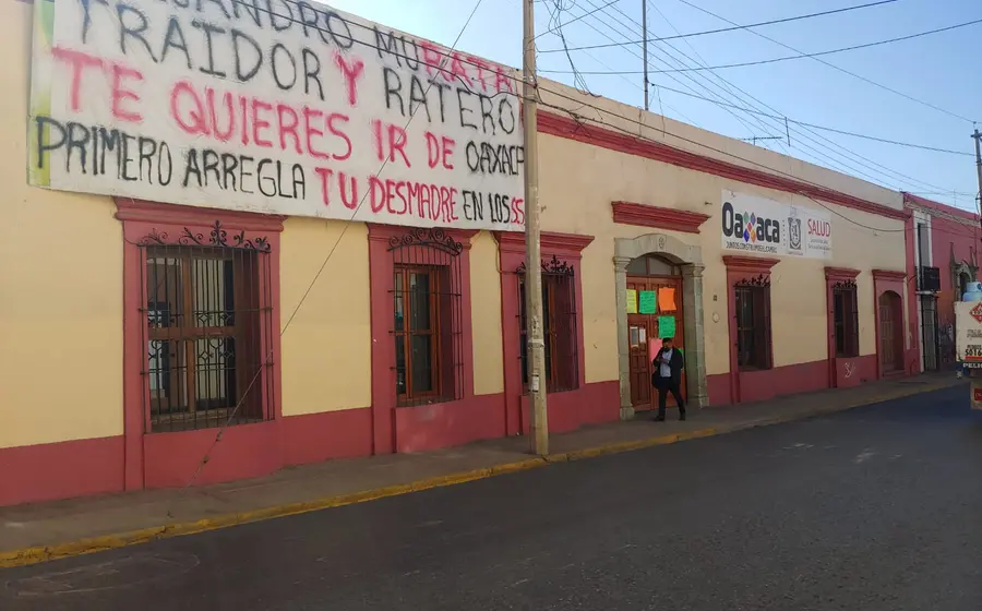 Cuelgan manta de protesta en SSO