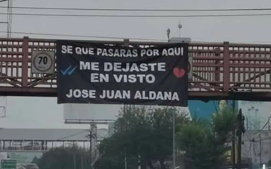 Foto donde aparece el mensaje en la manta