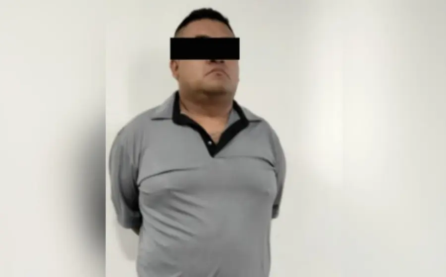 Hombre esposado