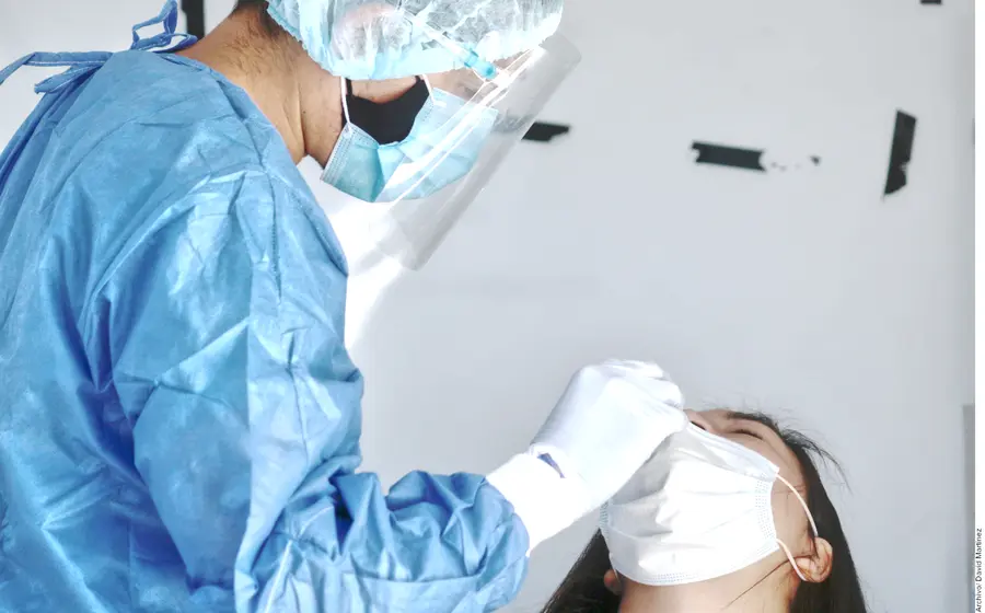 Médico haciendo prueba COVID