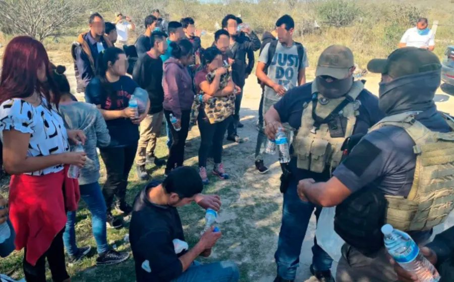 policías, migrantes, personas